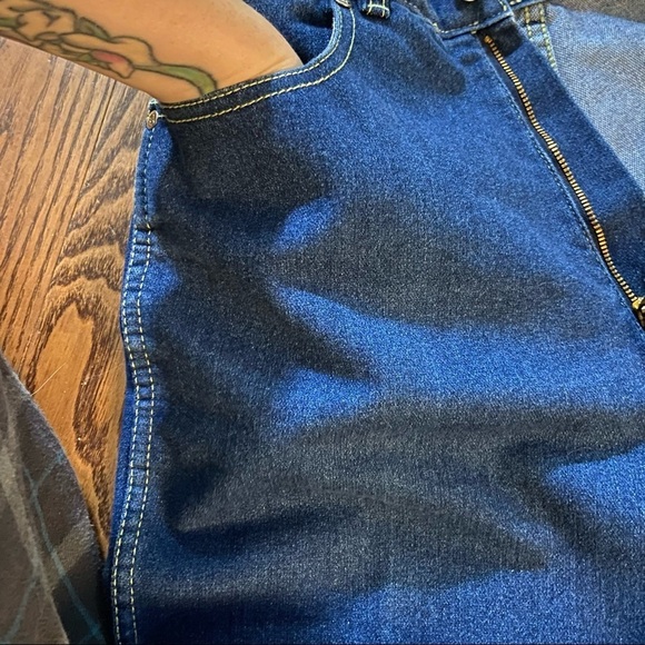 Vintage high-waisted dark wash women’s straight leg mom jeans in size 14 - Picture 8 of 15